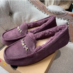 NEW Ugg Ansley with charm gems (purple) brand
(NWT
new size 10